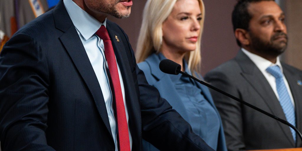 Bongino celebra l'arresto in caso di bomba a tubi, ma altri sul destra rimangono scettici