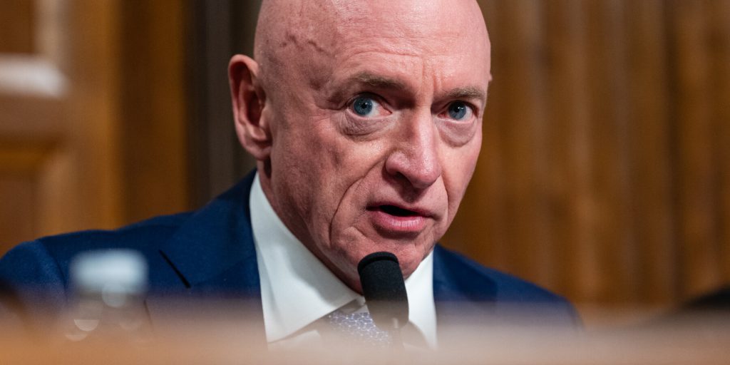Hegseth avvia procedura disciplinare contro il senatore Mark Kelly per i suoi commenti