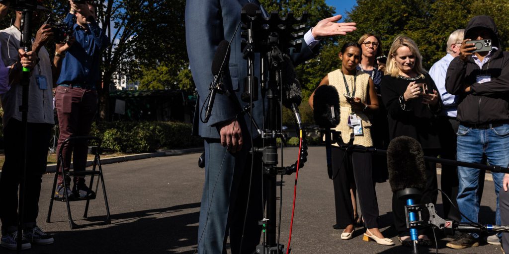 Stephen Miller afferma che gli Stati Uniti dovrebbero usare la forza militare per controllare paesi più deboli, citando il Venezuela