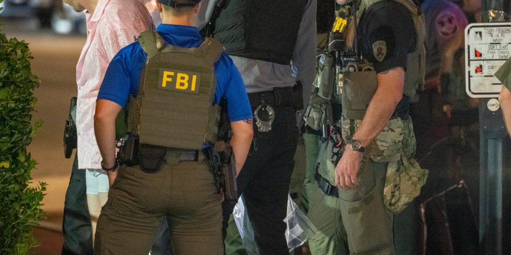 Verdetto di non colpevolezza per l'uomo che ha lanciato un panino in un caso che mette in discussione la gestione dei reati minori nel sistema giudiziario