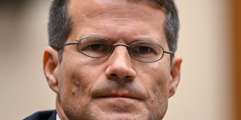 Il procuratore generale D. John Sauer e la difesa delle tariffe doganali di Trump: implicazioni per la politica commerciale degli Stati Uniti