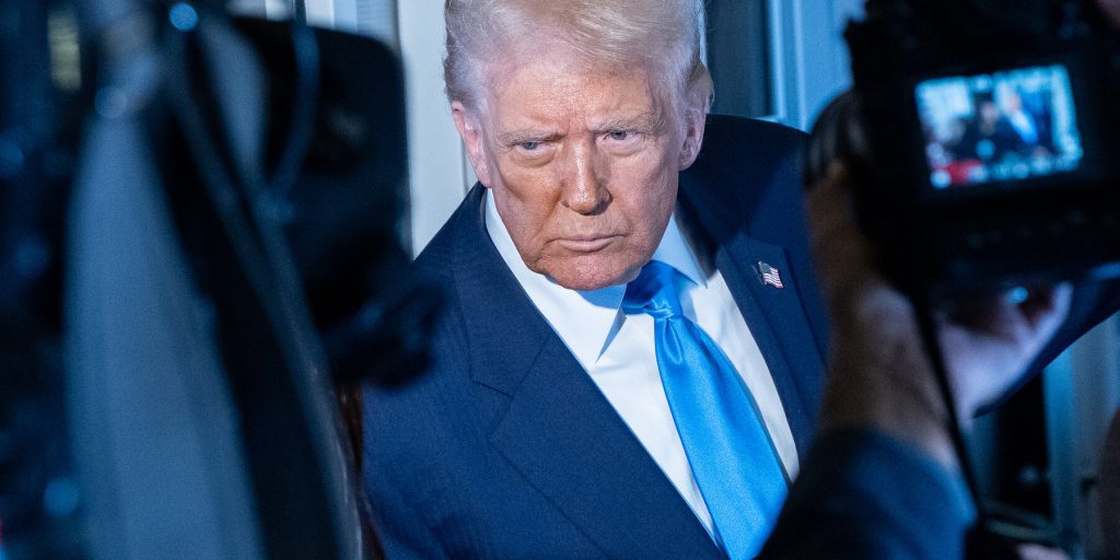 La Politica Commerciale degli Stati Uniti in Bilico: la Corte Suprema e le Opzioni dell'Amministrazione Trump sui Dazi Doganali

Introduzione
L'amministrazione Trump afferma di avere molte altre opzioni per imporre dazi doganali, anche se la Corte Suprema si pronuncia contro il presidente.

Approfondimento
La questione dei dazi doganali è stata al centro dell'attenzione negli ultimi tempi, con l'amministrazione Trump che ha imposto dazi su vari prodotti importati. Tuttavia, la legittimità di queste azioni è stata messa in discussione e la Corte Suprema potrebbe pronunciarsi contro il presidente.

Possibili Conseguenze
Se la Corte Suprema si pronuncia contro il presidente, ciò potrebbe avere conseguenze significative per la politica commerciale degli Stati Uniti. Tuttavia, l'amministrazione Trump afferma di avere altre opzioni per imporre dazi doganali, il che potrebbe limitare l'impatto della decisione della Corte Suprema.

Opinione
È difficile prevedere come la Corte Suprema si pronuncerà sulla questione, ma è chiaro che l'amministrazione Trump è determinata a proseguire la sua politica commerciale, anche se ciò significa trovare altre vie per imporre dazi doganali.

Analisi Critica dei Fatti
La decisione della Corte Suprema potrebbe avere un impatto significativo sulla politica commerciale degli Stati Uniti, ma è importante considerare anche le altre opzioni che l'amministrazione Trump potrebbe avere per imporre dazi doganali. Ciò potrebbe includere l'uso di altre leggi o regolamenti per giustificare l'imposizione di dazi.

Relazioni con altri fatti
La questione dei dazi doganali è strettamente legata alla politica commerciale degli Stati Uniti e alle relazioni con altri paesi. La decisione della Corte Suprema potrebbe avere un impatto significativo su queste relazioni e sulla politica commerciale globale.

Contesto storico
La politica commerciale degli Stati Uniti ha subito molti cambiamenti nel corso degli anni, con l'imposizione di dazi doganali che è stata utilizzata come strumento per proteggere l'industria nazionale. La decisione della Corte Suprema potrebbe segnare un nuovo capitolo in questa storia.

Fonti
La fonte di questo articolo è Bloomberg. Per ulteriori informazioni, si prega di visitare il sito web di Bloomberg.