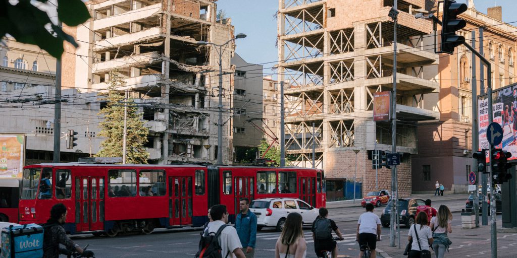 Parlamento serbo approva progetto di hotel di lusso Trump su sito storico di bombardamento nonostante indagine per frode