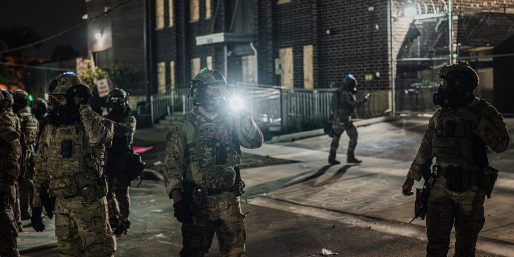 Giudice impone limiti al centro di detenzione dell'ICE nella zona di Chicago dopo proteste e denunce di condizioni squallide