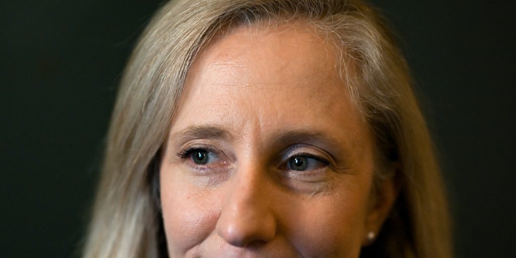 Abigail Spanberger Prima Governatrice Donna della Virginia: Un Passo Avanti per la Rappresentanza Femminile nella Politica Statunitense