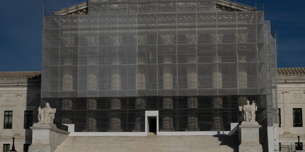 La Corte Suprema degli Stati Uniti esamina il caso di Donald Trump: cosa potrebbe significare una decisione a suo favore?

Approfondimento
Il caso in questione riguarda la possibilità che Trump sia stato trattato ingiustamente durante le indagini sulla sua presidenza. I suoi avvocati sostengono che le indagini sono state condotte in modo non corretto e che Trump è stato vittima di un trattamento ingiusto.
D'altra parte, gli avvocati dell'accusa sostengono che le indagini sono state condotte in modo legittimo e che Trump è stato trattato come qualsiasi altro cittadino americano. La Corte Suprema dovrà decidere se le indagini sono state condotte in modo corretto e se Trump ha subito un trattamento ingiusto.
Possibili Conseguenze
Se i giudici decidessero a favore di Trump, ciò potrebbe avere importanti implicazioni per il futuro della giustizia nel paese. Potrebbe significare che i presidenti futuri saranno trattati in modo diverso rispetto ai cittadini comuni e che le indagini sulla loro presidenza saranno condotte in modo diverso.
D'altra parte, se i giudici decidessero contro Trump, ciò potrebbe significare che le indagini sulla sua presidenza sono state condotte in modo legittimo e che Trump è stato trattato come qualsiasi altro cittadino americano.
Opinione
È difficile prevedere come i giudici decideranno, poiché ogni caso è unico e richiede una valutazione approfondita delle prove. Tuttavia, è chiaro che il caso ha importanti implicazioni per il futuro della giustizia nel paese e che la decisione della Corte Suprema sarà attentamente seguita da molti.
Analisi Critica dei Fatti
Il caso in questione solleva importanti questioni sulla natura della giustizia e sulla possibilità che i presidenti siano trattati in modo diverso rispetto ai cittadini comuni. È importante che la Corte Suprema esamini attentamente le prove e prenda una decisione basata sulla legge e non su considerazioni politiche.
Relazioni con altri fatti
Il caso in questione è solo uno dei molti casi che la Corte Suprema sta esaminando in questo momento. È importante considerare il contesto più ampio della giustizia nel paese e come le decisioni della Corte Suprema possano influenzare il futuro della nazione.
Contesto storico
La Corte Suprema degli Stati Uniti ha una lunga storia di decisioni importanti che hanno influenzato il corso della nazione. Dal caso Marbury contro Madison al caso Brown contro la Commissione scolastica, la Corte Suprema ha sempre giocato un ruolo cruciale nella definizione della legge e nella protezione dei diritti dei cittadini.
Fonti
Il caso in questione è stato seguito da molti media, tra cui CNN e The New York Times. Per ulteriori informazioni, si può consultare il sito web della Corte Suprema degli Stati Uniti, supremecourt.gov. La fonte di questo articolo è CNN, che ha pubblicato un articolo sul caso di Donald Trump e la Corte Suprema degli Stati Uniti.