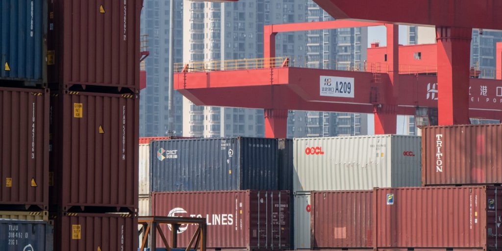 Le Tariffe: Cos'è e Come Funzionano, con Implicazioni sull'Economia e il Commercio Internazionale

Che cosa sono le tariffe?
La Corte Suprema ascolterà le argomentazioni sulla potestà presidenziale di imporre tariffe. Ma cosa sono esattamente?

Definizione e funzione
Le tariffe sono essenzialmente imposte doganali applicate ai beni importati da altri paesi. Sono utilizzate per proteggere l'economia nazionale, aumentare le entrate governative e influenzare il commercio internazionale.

Approfondimento
Le tariffe possono essere imposte su una vasta gamma di prodotti, dalle merci agricole ai manufatti industriali. La loro applicazione può avere un impatto significativo sulle imprese, sui consumatori e sull'economia nel suo complesso.

Possibili Conseguenze
L'imposizione di tariffe può portare a conseguenze come l'aumento dei prezzi dei beni importati, la riduzione delle importazioni e la possibile ritorsione da parte degli altri paesi. Ciò può avere ripercussioni negative sull'economia e sul commercio internazionale.

Opinione
Le opinioni sulle tariffe sono diverse e spesso dipendono dalle prospettive economiche e politiche. Alcuni sostengono che le tariffe siano necessarie per proteggere l'economia nazionale, mentre altri ritengono che siano un ostacolo al libero scambio e allo sviluppo economico.

Analisi Critica dei Fatti
È fondamentale analizzare criticamente l'impatto delle tariffe sull'economia e sul commercio internazionale. Ciò richiede di considerare i dati economici, le statistiche commerciali e le politiche governative per comprendere appieno le conseguenze delle tariffe.

Relazioni con altri fatti
Le tariffe sono strettamente legate ad altri aspetti economici e politici, come la politica commerciale, le relazioni internazionali e la gestione dell'economia. È importante considerare queste relazioni per comprendere il contesto più ampio in cui le tariffe sono applicate.

Contesto storico
Le tariffe hanno una lunga storia e sono state utilizzate in vari momenti e contesti economici. Comprendere il contesto storico delle tariffe può aiutare a capire meglio le loro implicazioni attuali e future.

Fonti
Per approfondire l'argomento, si consiglia di consultare fonti autorevoli come il sito della BBC o il sito della Reuters. La fonte originale di questo articolo è NPR, che fornisce notizie e analisi approfondite su argomenti economici e politici.