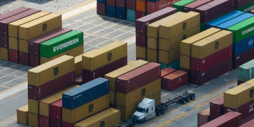 Deficit Commerciale degli Stati Uniti: Una Minaccia per la Sicurezza Nazionale o un Problema Economico Complesso?