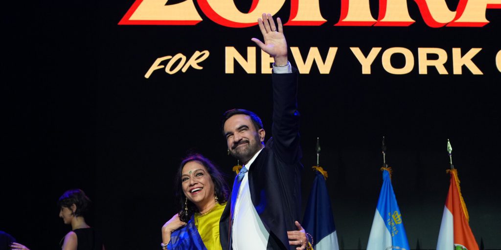 Il nuovo sindaco di New York conclude il discorso con una nota di orgoglio indiano: la scelta musicale che fa parlare di sé
