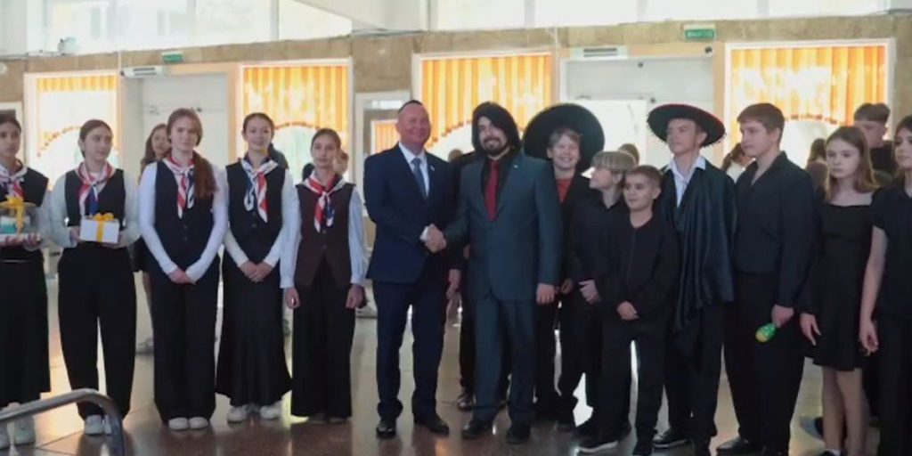 Латиноамериканский рок-тенор Игнасио Гомес Урра посетил школу Севастополя