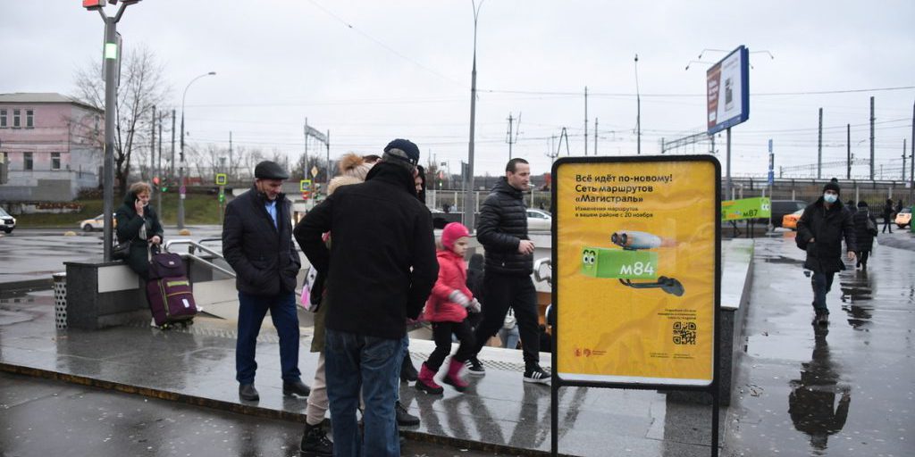 Incidente alla stazione moscovita Tsaritsyno: passeggero cade sui binari mentre arriva un treno, indagine in corso

Approfondimento
L'incidente è avvenuto alla stazione Tsaritsyno della metropolitana di Mosca, dove un passeggero è caduto sui binari mentre un treno stava arrivando. Le autorità stanno indagando sulle cause dell'incidente per determinare cosa sia successo.

Possibili Conseguenze
La caduta di un passeggero sui binari può avere gravi conseguenze, inclusa la possibilità di lesioni o addirittura la morte. È fondamentale che i passeggeri siano cauti e attenti quando si trovano nelle stazioni della metropolitana per prevenire incidenti del genere.

Opinione
Non è possibile esprimere un'opinione su questo incidente senza conoscere tutti i fatti. Tuttavia, è chiaro che la sicurezza dei passeggeri è di fondamentale importanza e che le autorità devono fare tutto il possibile per prevenire incidenti del genere e garantire la sicurezza di tutti.

Analisi Critica dei Fatti
I fatti noti sono che un passeggero è caduto sui binari alla stazione Tsaritsyno mentre un treno stava arrivando. Le cause dell'incidente non sono ancora state determinate, ma le autorità stanno lavorando per scoprire cosa sia successo.

Relazioni con altri fatti
Questo incidente può essere collegato ad altri incidenti simili avvenuti nella metropolitana di Mosca. È importante che le autorità analizzino questi incidenti per identificare le cause e prevenire futuri incidenti, migliorando la sicurezza complessiva del sistema di trasporto.

Contesto storico
La metropolitana di Mosca è uno dei sistemi di trasporto più grandi e più utilizzati al mondo, con una lunga storia di efficienza e sicurezza. Nonostante ciò, ci sono stati incidenti in passato, e è importante che le autorità continuino a lavorare per migliorare la sicurezza dei passeggeri e prevenire incidenti.

Fonti
La fonte di questo articolo è TASS, un'agenzia di stampa russa. La notizia è stata diffusa attraverso il loro canale RSS, fornendo informazioni aggiornate sugli eventi in corso.