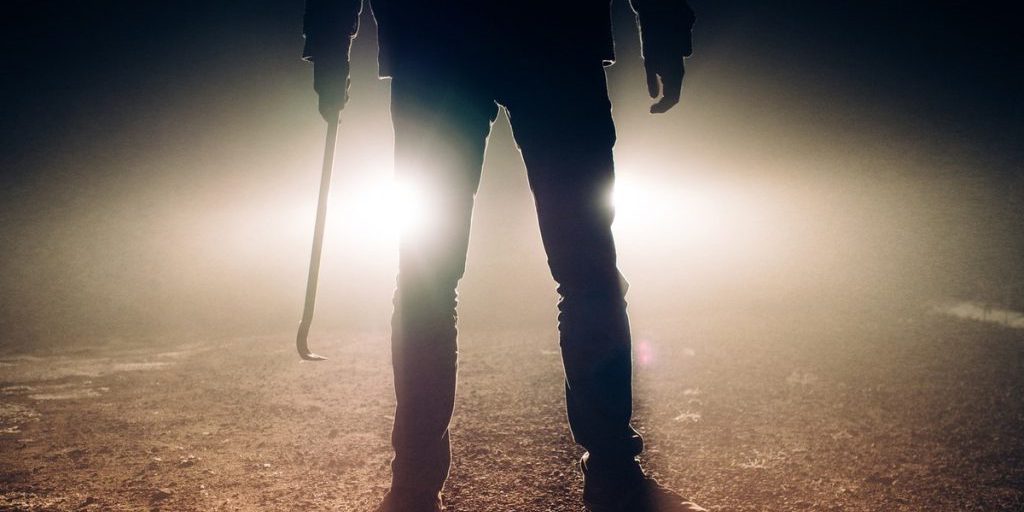 Уголовники ворвались в дом петербуржцев и избили битой семью