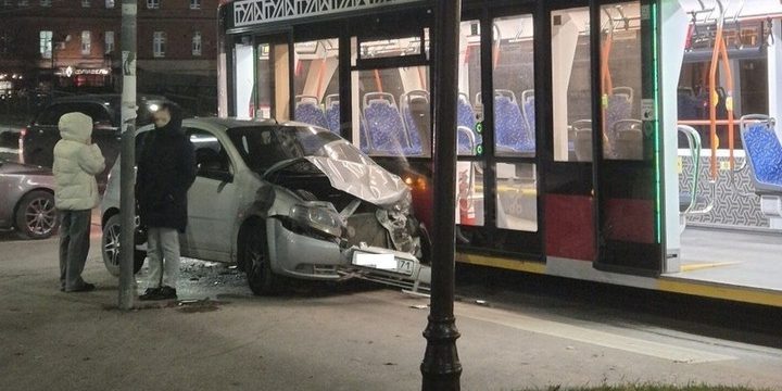 В Туле трамвай «Львенок» протащил легковушку после ДТП на Энгельса