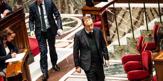 Primo Ministro francese chiede rinegoziazione dell'accordo franco-algerino del 1968 dopo voto del Rassemblement national 

Introduzione
Il primo ministro Sébastien Lecornu ha espresso la sua opinione sulla necessità di rinegoziare l'accordo franco-algerino del 1968, dopo l'adozione di un testo del Rassemblement national (RN) che mira a "denunciare" questo accordo.

Contesto
L'accordo franco-algerino del 1968 prevede clausole specifiche per gli algerini in materia di circolazione, immigrazione e soggiorno in Francia. Recentemente, il Rassemblement national ha presentato un testo all'Assemblée nationale che chiede di "denunciare" questo accordo.

Reazione del Primo Ministro
Il primo ministro ha reagito a questo voto, affermando che è necessario rinegoziare l'accordo del 1968. Questa dichiarazione è stata fatta dopo l'adozione del testo del RN all'Assemblée nationale.

Approfondimento
L'accordo franco-algerino del 1968 è stato firmato dopo l'indipendenza dell'Algeria dalla Francia e regola le relazioni tra i due paesi in materia di immigrazione e circolazione. La denuncia di questo accordo potrebbe avere conseguenze significative per gli algerini che vivono o lavorano in Francia.

Possibili Conseguenze
La rinegoziazione dell'accordo potrebbe portare a cambiamenti nelle condizioni di soggiorno e di lavoro per gli algerini in Francia. Ciò potrebbe avere un impatto significativo sulla comunità algerina in Francia e sulle relazioni tra i due paesi.

Opinione
La questione della rinegoziazione dell'accordo franco-algerino del 1968 è un tema complesso e delicato. È importante considerare le possibili conseguenze di tale decisione e valutare attentamente le implicazioni per le relazioni tra la Francia e l'Algeria.

Analisi Critica dei Fatti
La decisione del primo ministro di rinegoziare l'accordo del 1968 è stata influenzata dal voto all'Assemblée nationale del testo del RN. È importante analizzare criticamente i fatti e considerare le possibili motivazioni dietro questa decisione.

Relazioni con altri fatti
La questione della rinegoziazione dell'accordo franco-algerino del 1968 è legata a una serie di altri temi, tra cui le relazioni tra la Francia e l'Algeria, la politica di immigrazione e la gestione delle frontiere. È importante considerare queste relazioni per comprendere appieno le implicazioni di tale decisione.

Contesto storico
L'accordo franco-algerino del 1968 è stato firmato in un contesto storico specifico, dopo l'indipendenza dell'Algeria dalla Francia. È importante considerare questo contesto storico per comprendere le ragioni dietro la firma di questo accordo e le possibili conseguenze della sua rinegoziazione.

Fonti
La fonte di questo articolo è Le Monde. Per ulteriori informazioni, si può consultare l'articolo originale sul sito web di Le Monde.