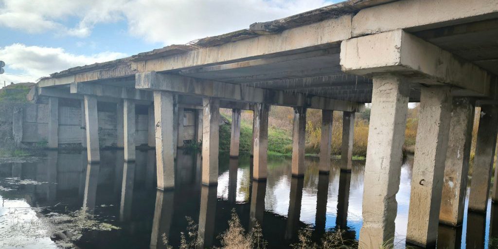 Завершился капитальный ремонт моста через реку Череха в Островском районе