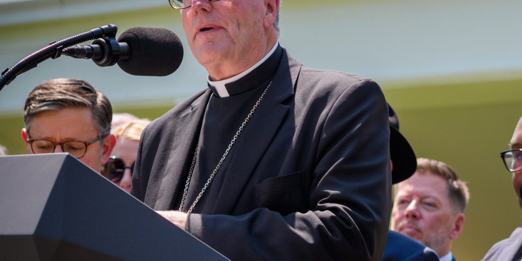 Vescovi cattolici criticano il trattamento degli immigrati detenuti negli Stati Uniti, denunciando la mancanza di accesso ai sacramenti religiosi fondamentali