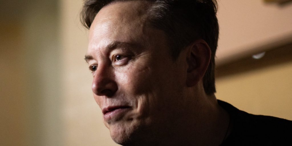 Gli azionisti di Tesla approvano un piano di compensazione da quasi 1 trilione di dollari per Elon Musk legato a obiettivi di valutazione di mercato