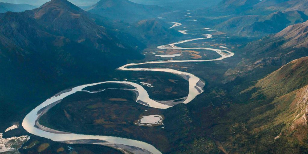 Trump Approva la Costruzione di una Strada per l'Estrazione Mineraria in Alaska: Impatti Economici e Ambientali