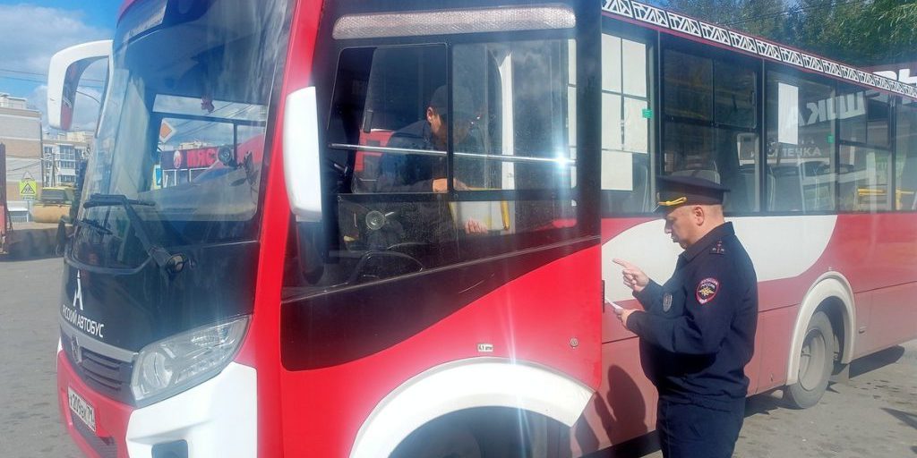 "Raid della sicurezza stradale: 33 autobus non conformi fermati per manutenzione"