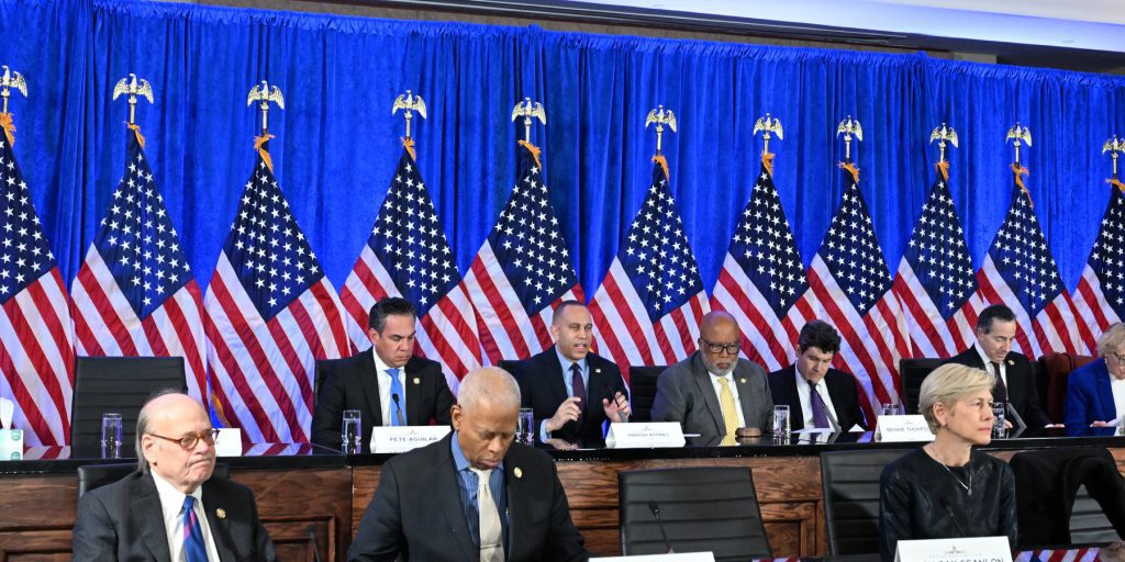 Democratici a Capitol Hill ricordano il 6 gennaio, criticano le affermazioni false di Trump