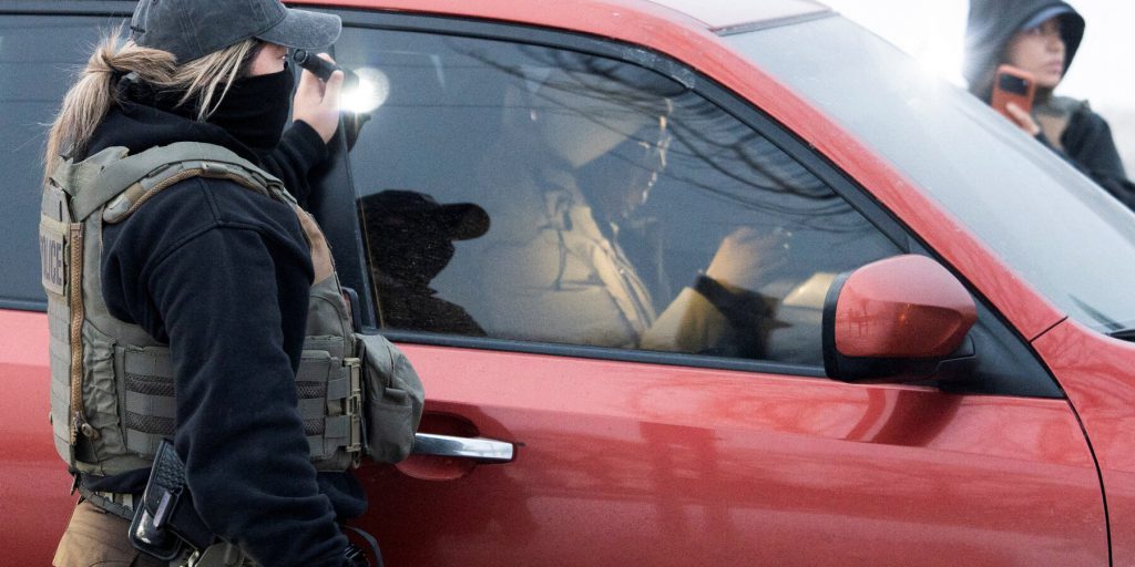 Kristi Noem pubblica video di arresto di immigrato a Minneapolis: intensificazione delle misure di sicurezza nazionale