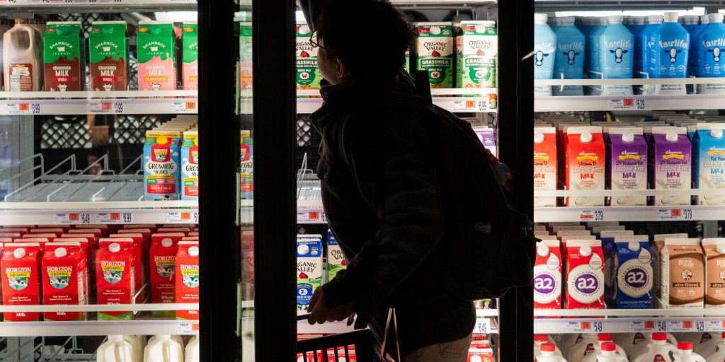 Giudice Federale Ordina alla Amministrazione Trump di Finanziare Completamente i Benefici dei Buoni Pasto per il Mese in Corso