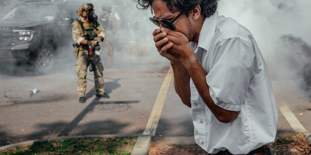 La Giudice Sara Ellis Critica l'Uso della Forza da Parte degli Agenti Federali e Accusa un Funzionario di Menti