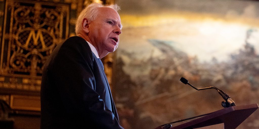Tim Walz rinuncia alla corsa alla governatura del Minnesota per proteggere i cittadini da Trump
