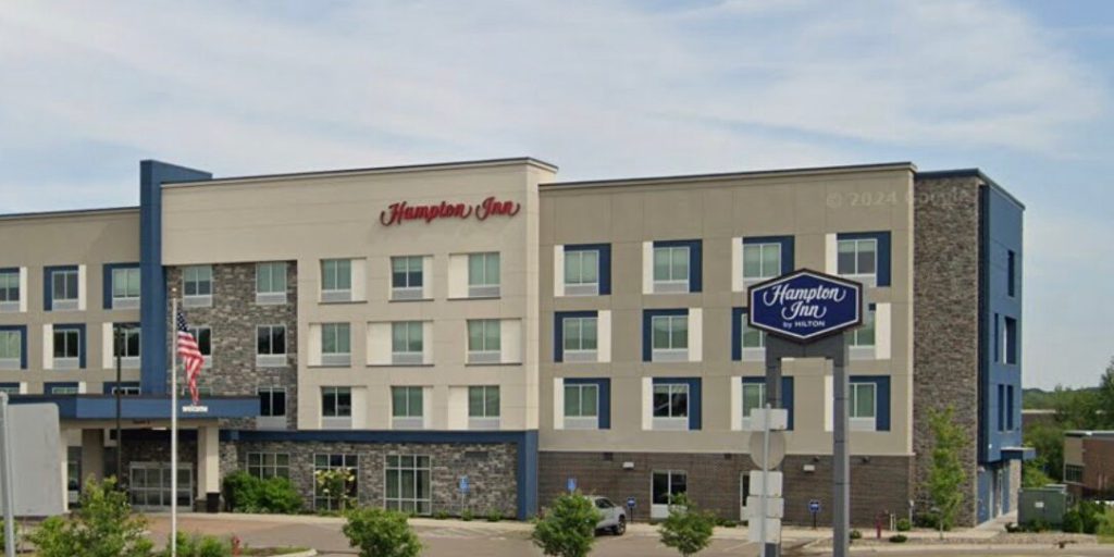 Hilton sospende prenotazioni al Hampton Inn di Minneapolis dopo rifiuto di agenti DHS