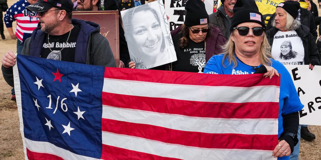 I sostenitori del 6 gennaio chiedono a Trump di agire: restituzione di fondi e riforma carceraria