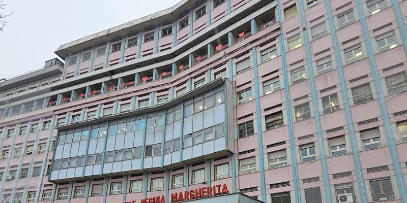 Bambino di 11 anni picchiato dal padre ubriaco in parcheggio di notte: arrestato e indagini in corso