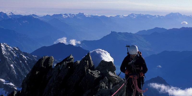 Tragedia sul Monte Panbari: la storia di sopravvivenza di Valter Perlino e la perdita di due vite umane in Nepal