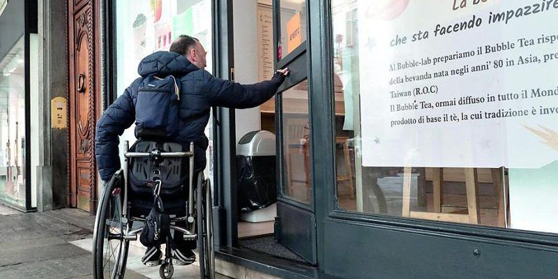 Due architetti in carrozzina denunciano barriere architettoniche nel centro di Torino