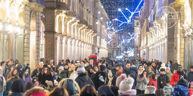 Manifestazione di 2.000 persone a Torino: commercianti temono chiusure durante il corteo a sorpresa