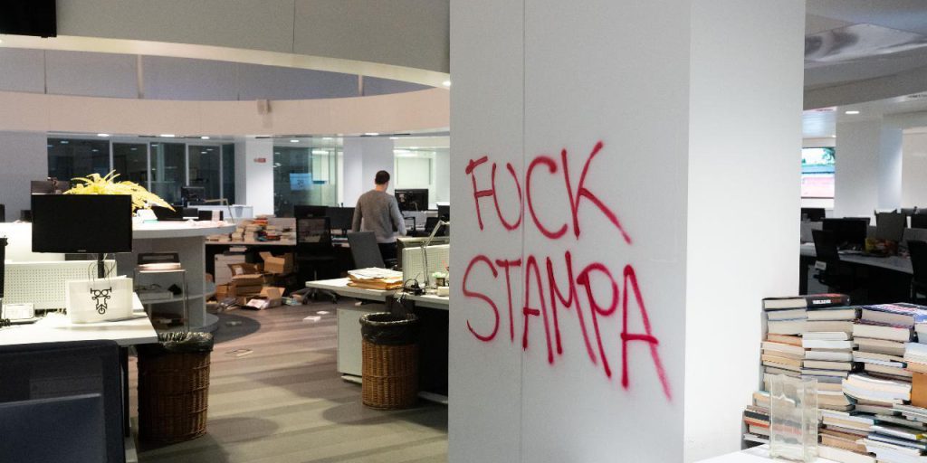Assalto di manifestanti alla redazione di La Stampa: ingresso, scritte e danni