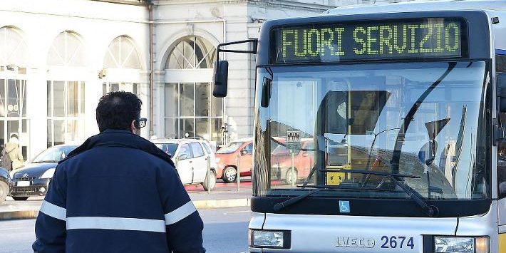 Domani Torino si ferma: sciopero generale che sospende treni, bus, scuole e servizi pubblici