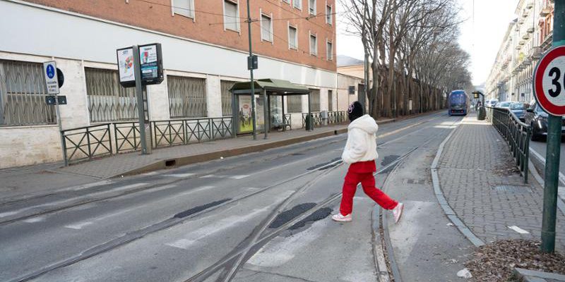 Il sindaco Lo Russo riconosce le lamentele sui percorsi pedonali e promette intervento entro l’anno