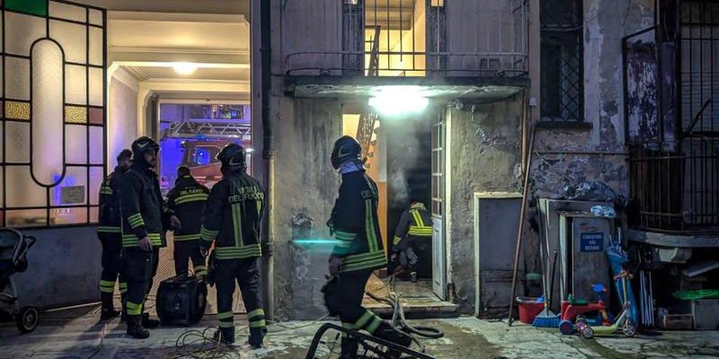 Incendio in via Leini 77: 14 feriti, due con ustioni, causa sospetta di cortocircuito durante la ricarica di un monopattino