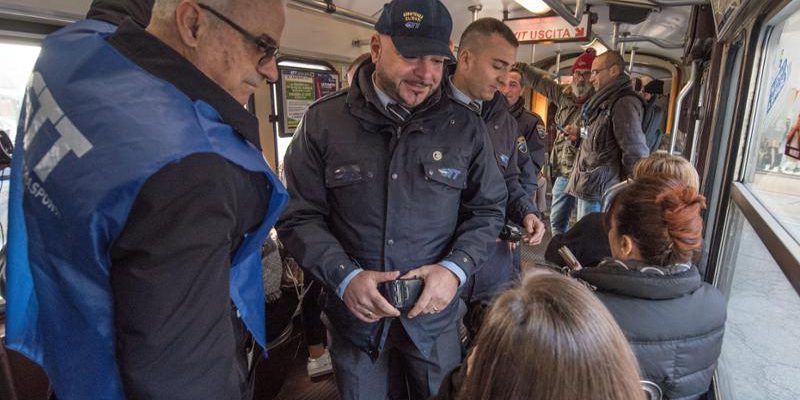 Bodycam nei bus GTT: aggressioni contro i controllori ridotte a dieci nel 2025