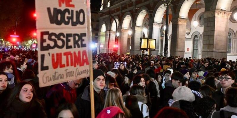 Marcia a Torino contro la violenza sulle donne: scuole, università e istituzioni partecipano, un fotografo aggredito