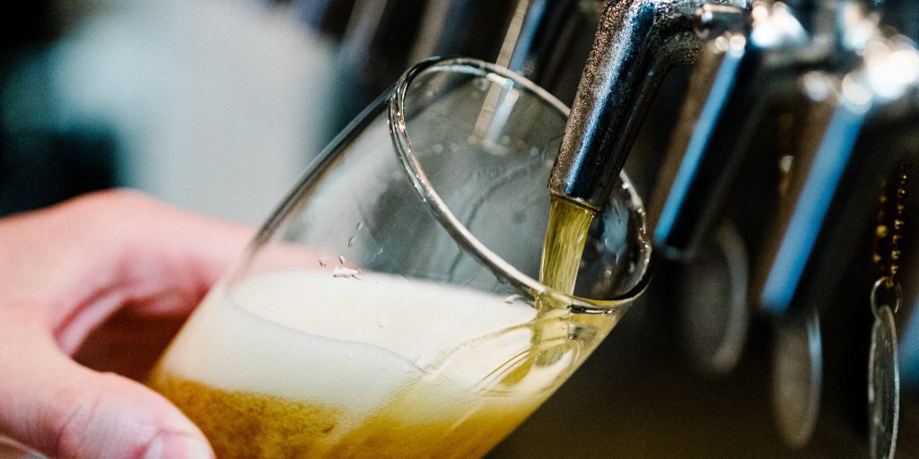 Il governo cambia le linee guida sull’alcol: da quantità precise a semplice limitazione, senza menzionare i rischi