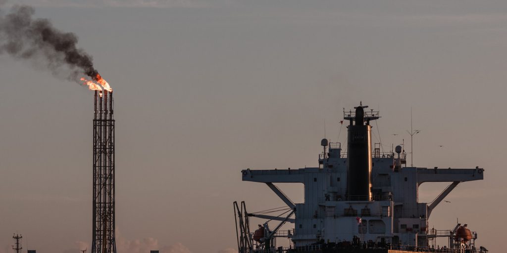 Venezuela deve miliardi di dollari alle compagnie petrolifere per confisca di investimenti.