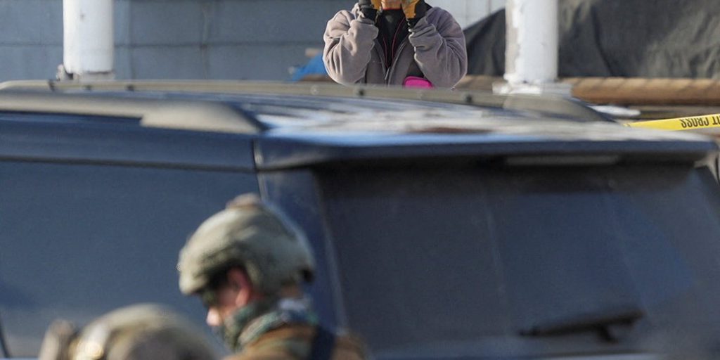 Uomo scopre scena di violenza mortale dopo uccisione di donna da agente federale