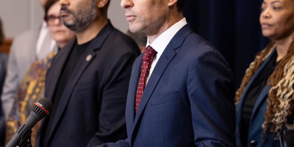 Autorità locali di Minneapolis chiedono il ritiro delle forze federali dopo uccisione