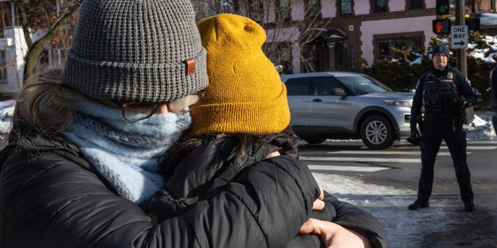 Video mostrano agente federale che uccide donna in auto a Minneapolis