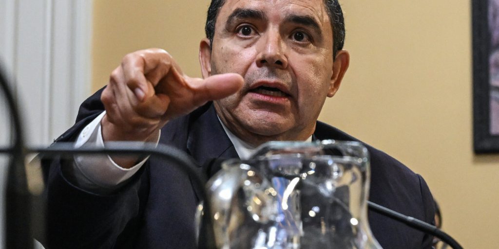 Trump accusa Cuellar di disonestà per non cambiare partito dopo il perdono