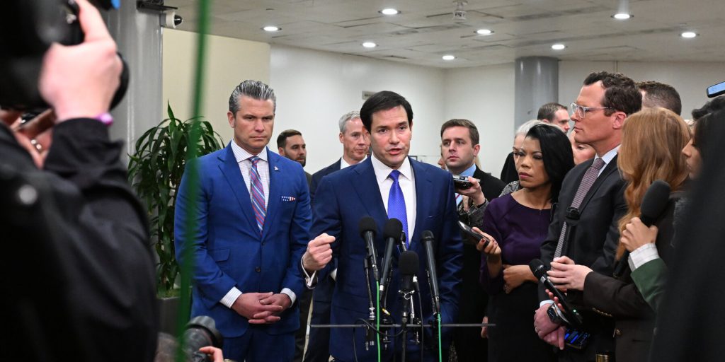 Rubio presenta un piano a tre fasi per il Venezuela, con sequestro del petrolio e controllo dei proventi