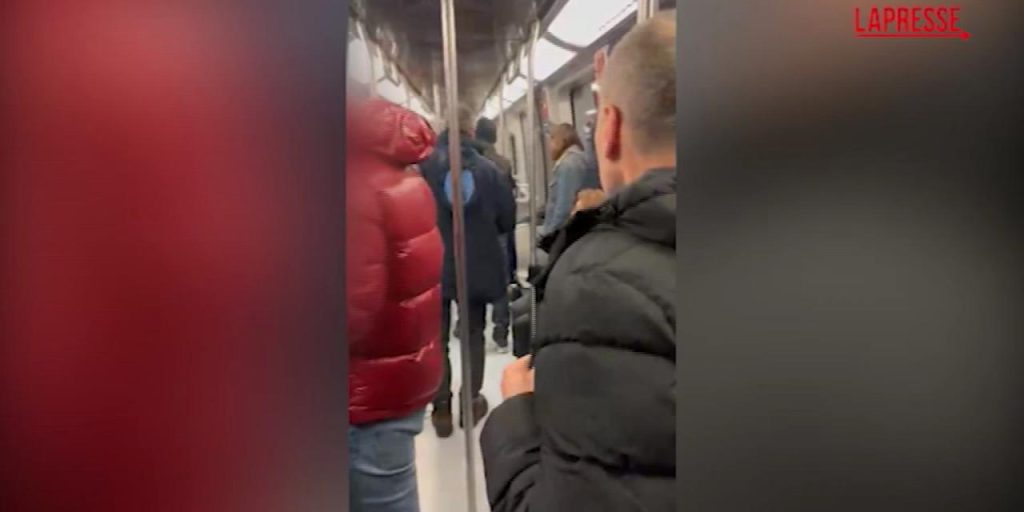 Fotografo aggredito a Torino durante manifestazione contro il patriarcato