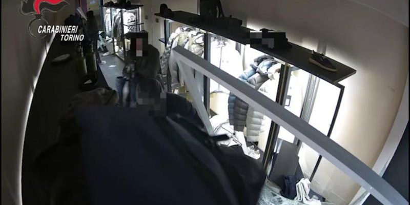 Un’auto rubata come ariete: presi i ladri della “spaccata” da 20 mila euro in via Doria