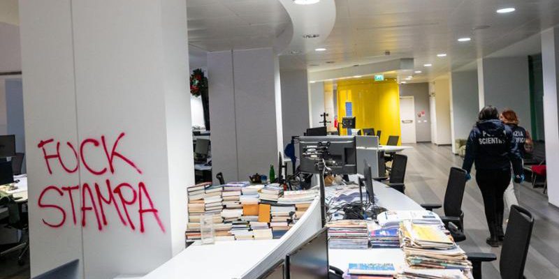 Assalto alla redazione La Stampa: 30 giovani identificati dopo vandalismo